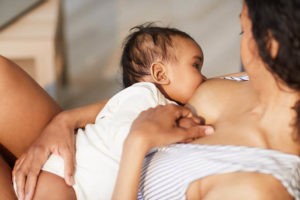 Quanto tempo o bebê deve ficar no peito?